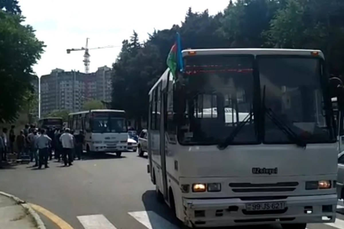 Bakıda sərnişin avtobusu velosiped sürən gənci vurub öldürdü – VİDEO Bakıda sərnişin avtobusu velosiped sürən gənci vurub öldürdü – VİDEO