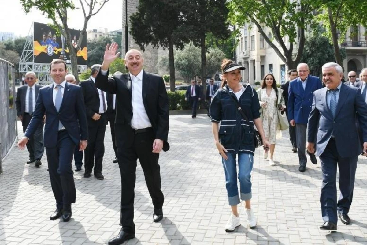 Президент и первая леди прогулялись по Приморскому парку - ФОТО