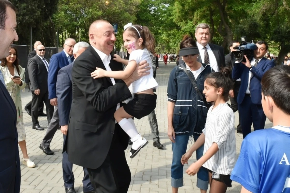 Prezident və birinci xanımın bulvarda sakinlərlə səmimi görüşü - VİDEO (YENİLƏNİB) Prezident və birinci xanımın bulvarda sakinlərlə səmimi görüşü - VİDEO (YENİLƏNİB)