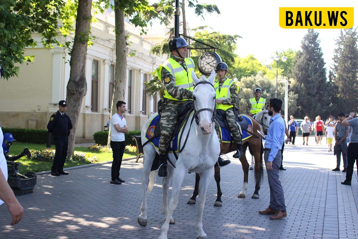 Bakının mərkəzində süvarilər turistlərin marağına səbəb oldu -VİDEO