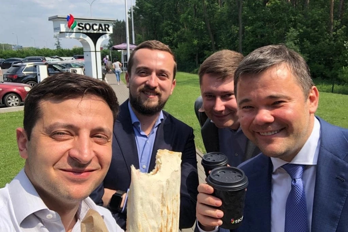 Владимир Зеленский купил шаурму на АЗС SOCAR