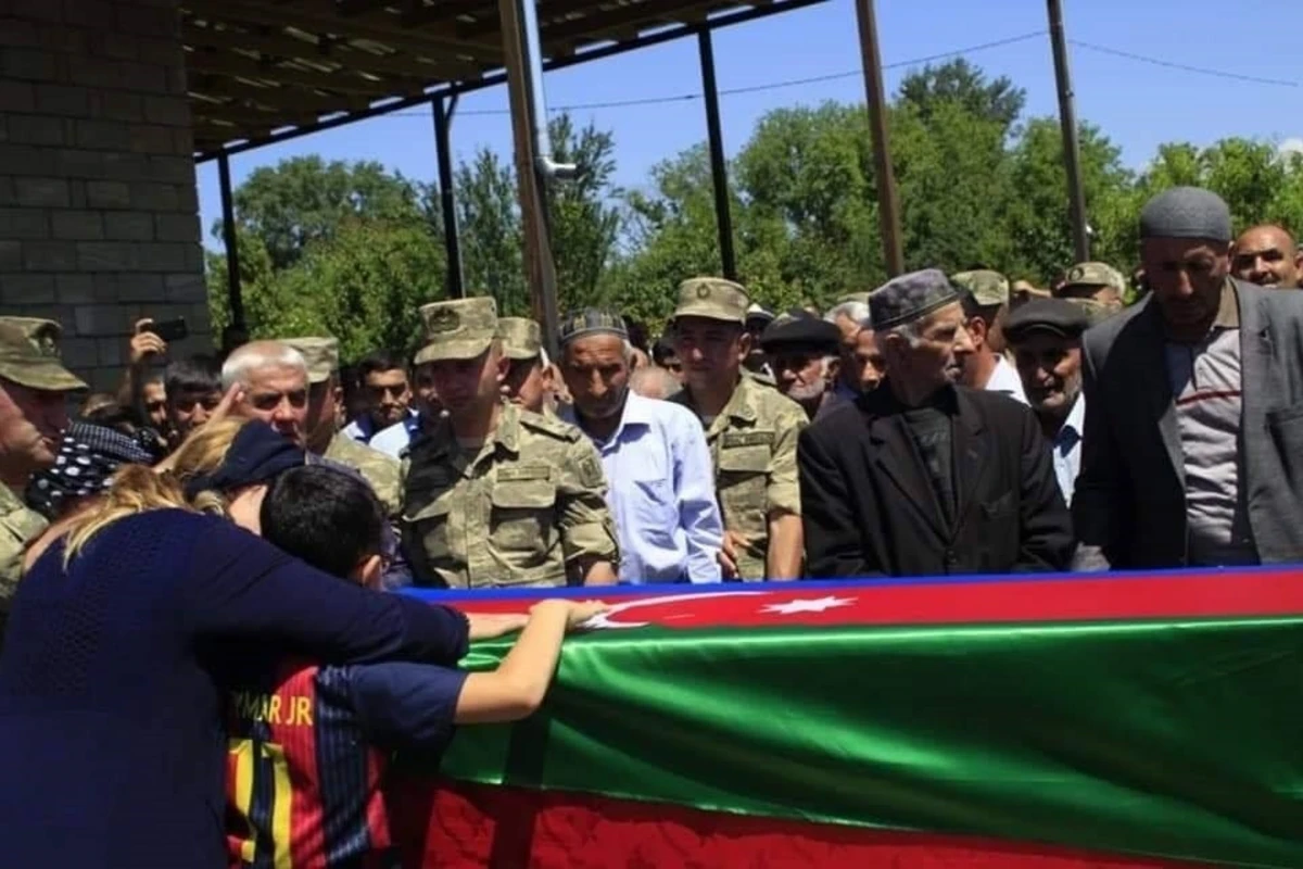 Şəhidimizin dəfnində ürəksızladan görüntülər - VİDEO (YENİLƏNİB) Şəhidimizin dəfnində ürəksızladan görüntülər - VİDEO (YENİLƏNİB)