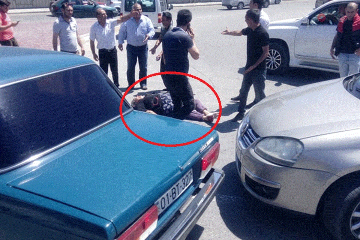 Masazırda avtomobil piyadanı vurub, işıq dirəyinə çırpıldı - VİDEO Masazırda avtomobil piyadanı vurub, işıq dirəyinə çırpıldı - VİDEO