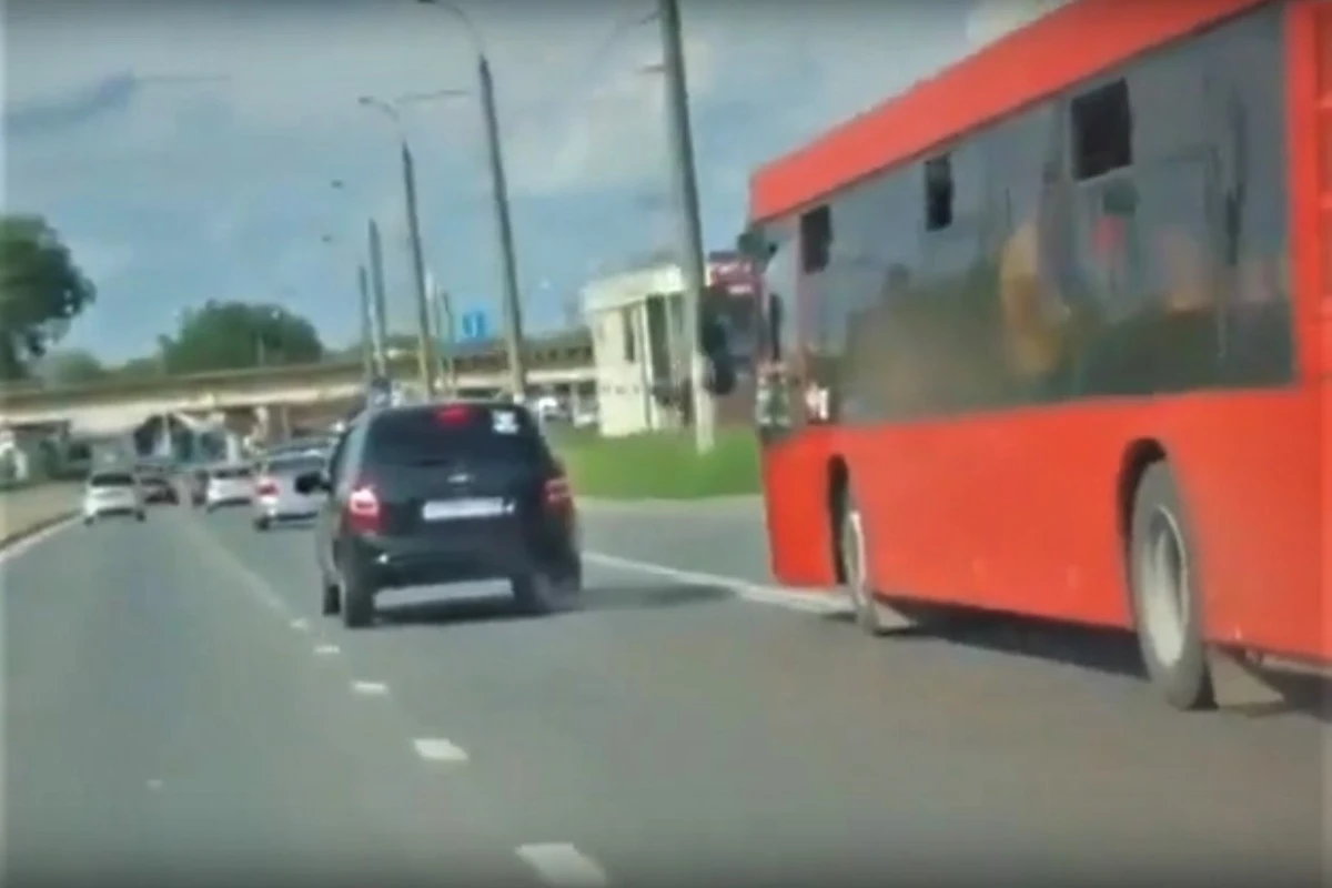 Банановая кожура едва не спровоцировала ДТП с автобусом и легковушкой - ВИДЕО