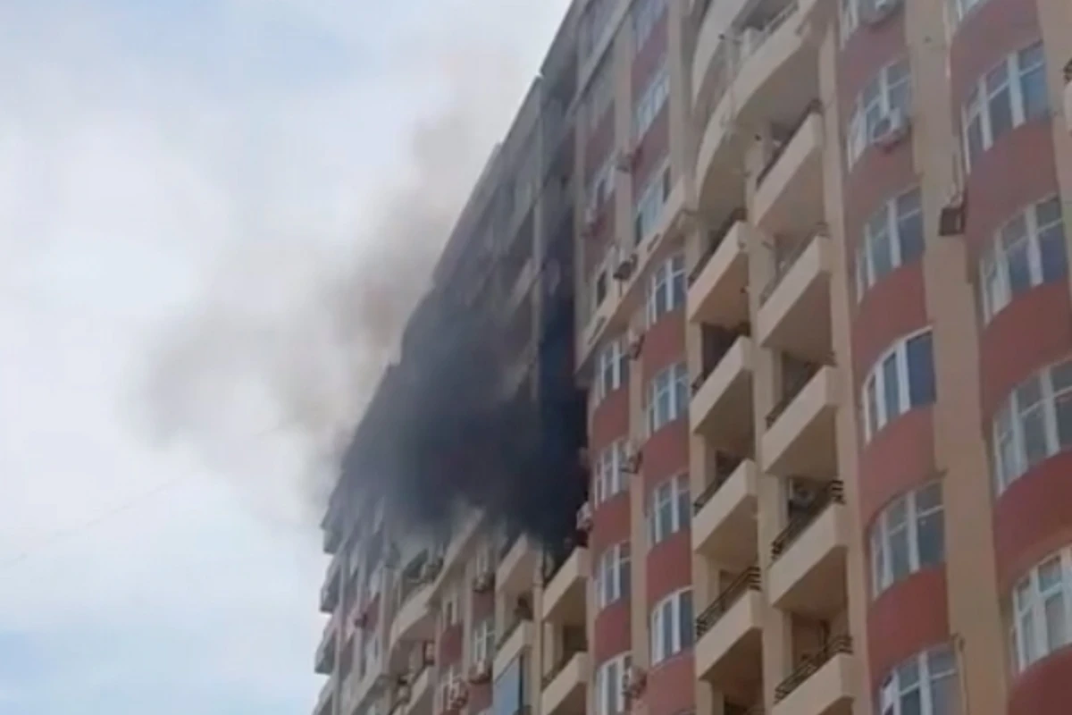 В центре Баку горит здание - ВИДЕО