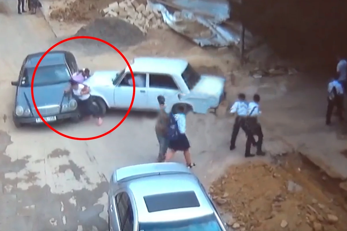 Страшные кадры автонаезда на школьниц в Баку - ВИДЕО - Слабонервным не смотреть! 