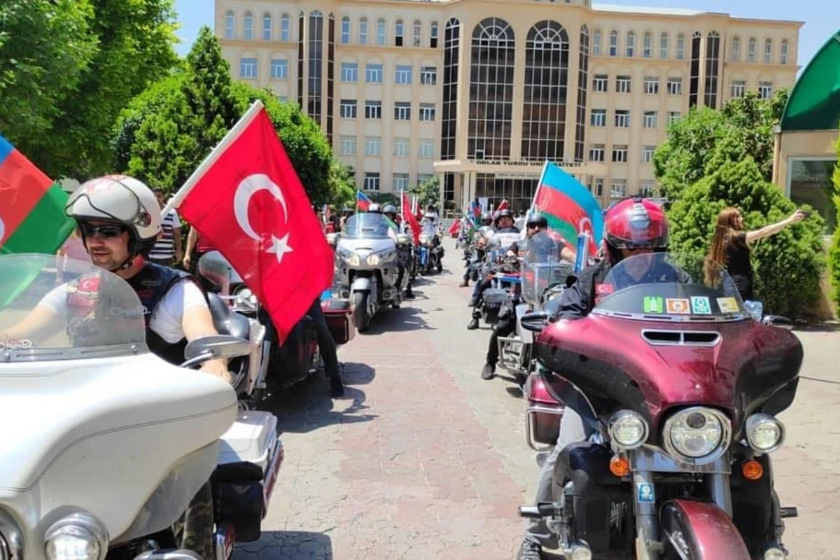 Odlar Yurdu Universitetindən Cocuq Mərcanlıya motoyürüş - FOTO