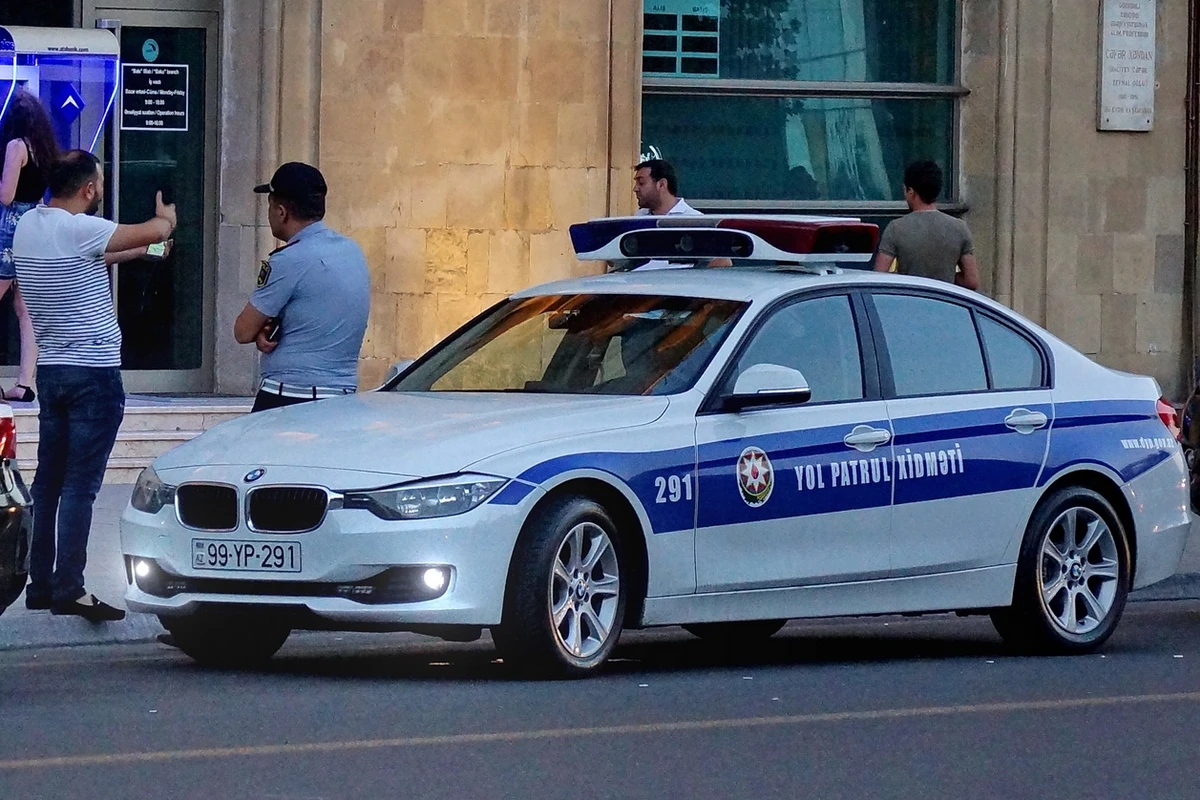 Bakıda yol polisi hamilə qadına kömək etdi - VİDEO Bakıda yol polisi hamilə qadına kömək etdi - VİDEO