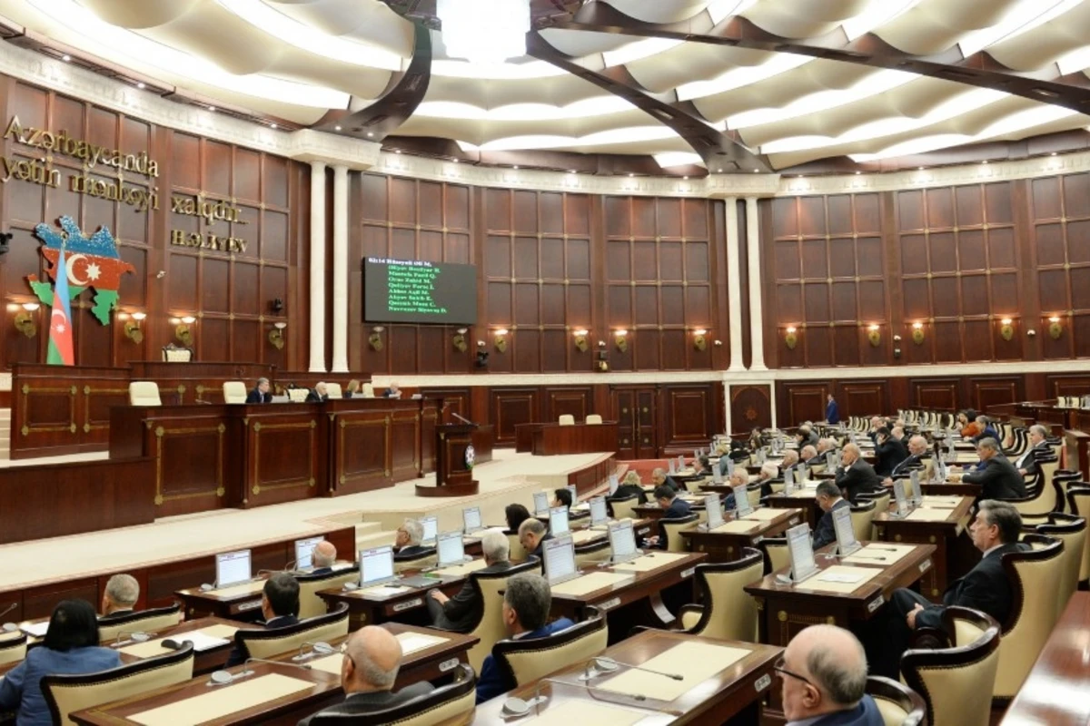 Deputatların etirazı təhsil müəssisələri üçün pulu cəmi 1000 manat azaltdı
