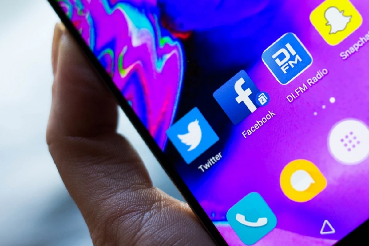 Facebook запретил устанавливать свои приложения на смартфоны Huawei