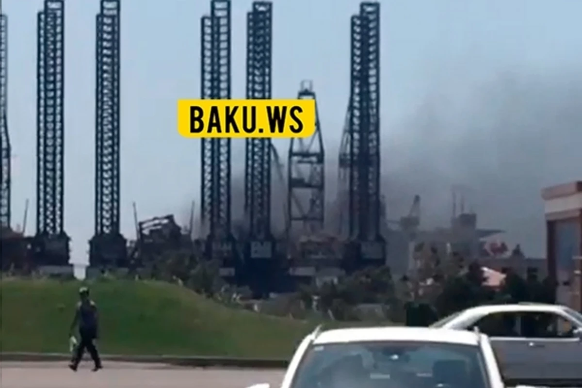 Пожар на нефтяной эстакаде в Баку - ВИДЕО