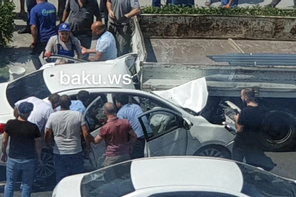 Bakıda minik maşını ilə yük maşını toqquşdu - FOTO