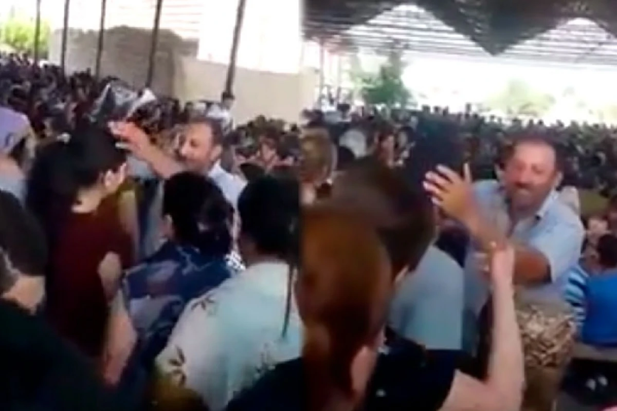 Галош пири в Азербайджане: люди верят излечению с помощью калоши - ВИДЕО