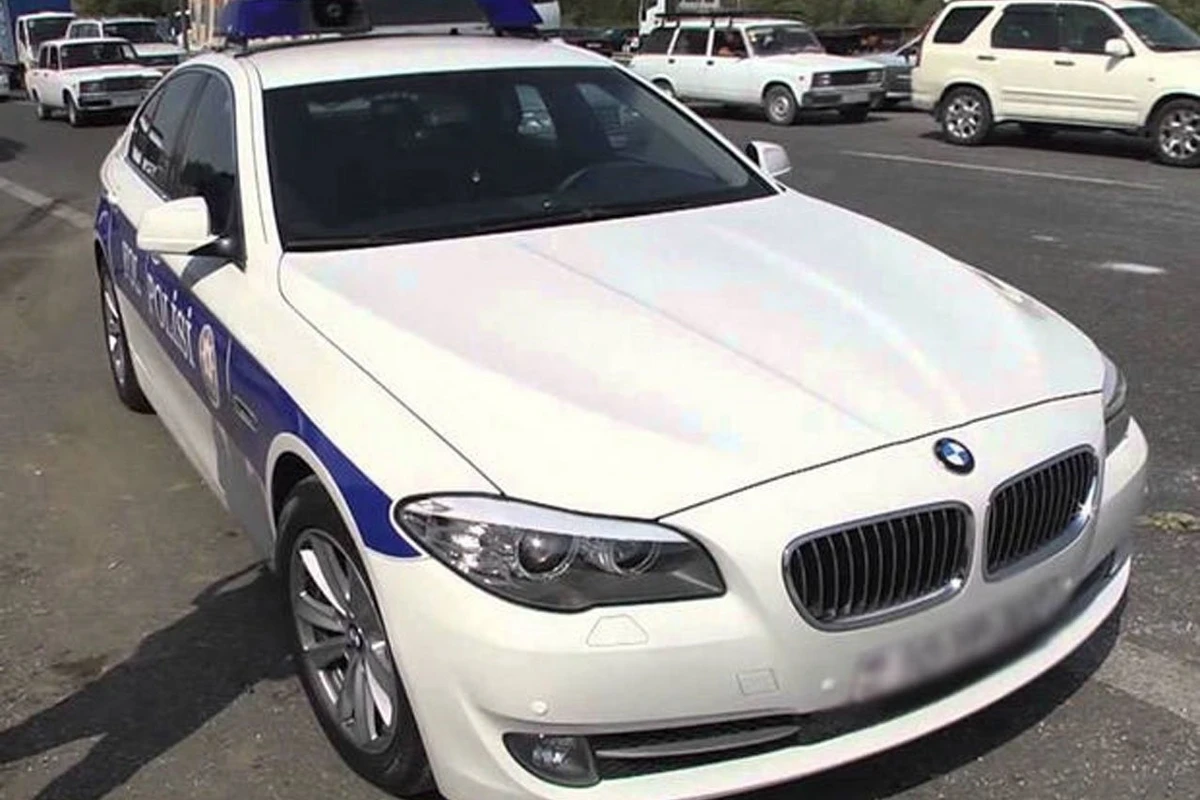 Yol Polisi avtomobili saxladı - içərisindən çıxanlar hər kəsi heyrətləndirdi Yol Polisi avtomobili saxladı - içərisindən çıxanlar hər kəsi heyrətləndirdi