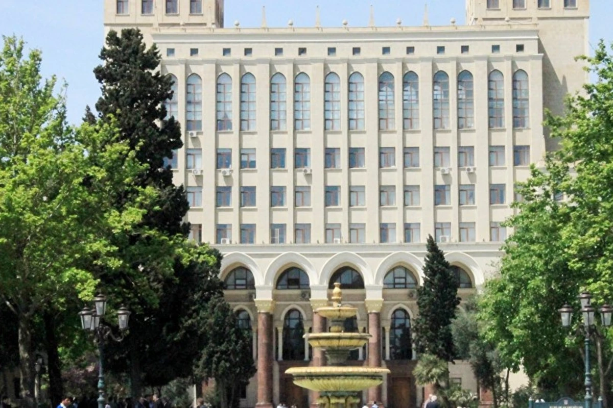 Əməkhaqqı sözü Azərbaycan dilindən çıxarılır Əməkhaqqı sözü Azərbaycan dilindən çıxarılır