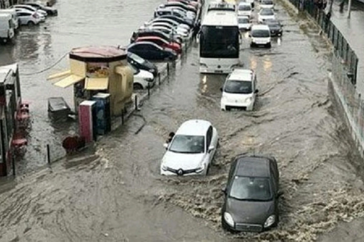 İstanbulu sel aparır - VİDEO