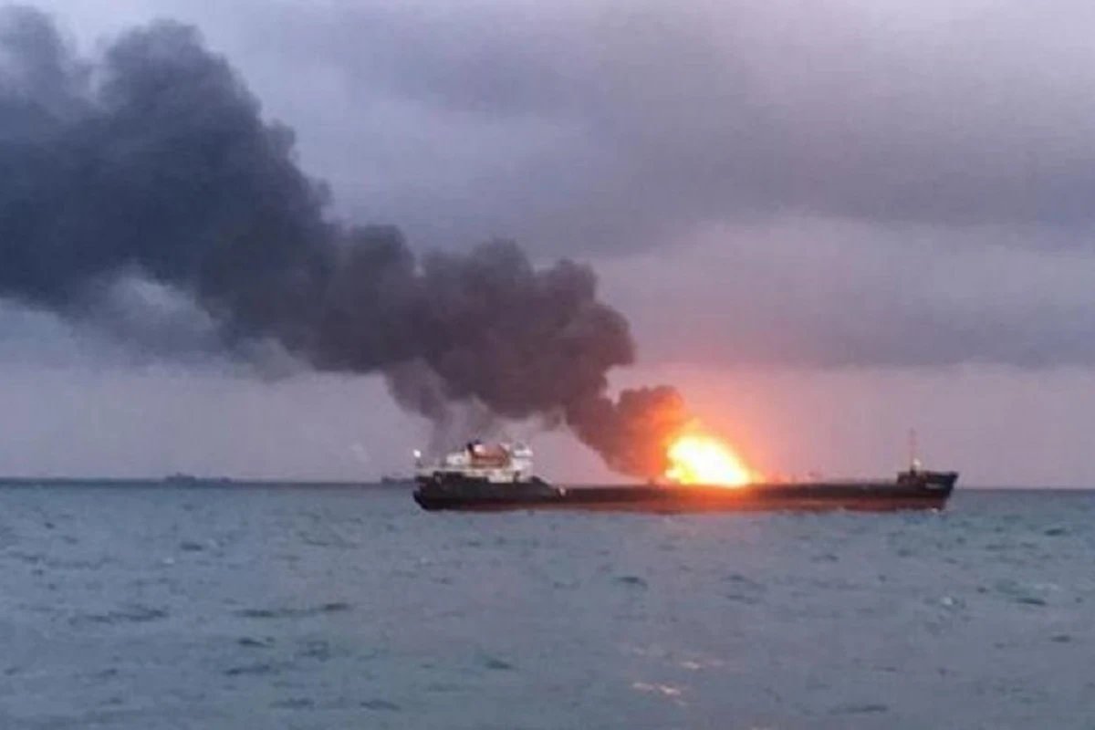 Körfəzdə iki tanker partladı - Neftin qiyməti bahalaşdı Körfəzdə iki tanker partladı - Neftin qiyməti bahalaşdı