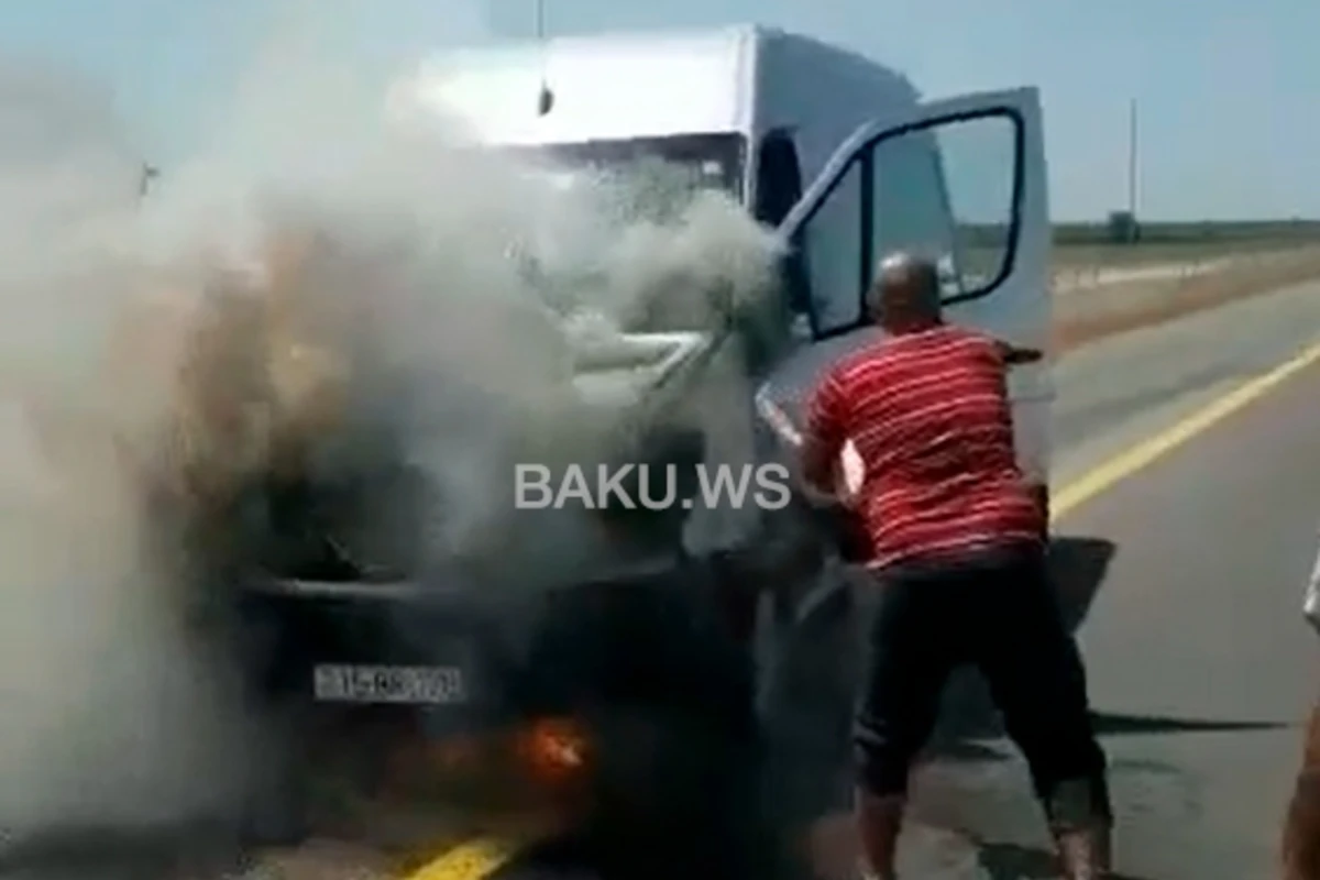 Sərnişin dolu mikroavtobus yandı – VİDEO Sərnişin dolu mikroavtobus yandı – VİDEO