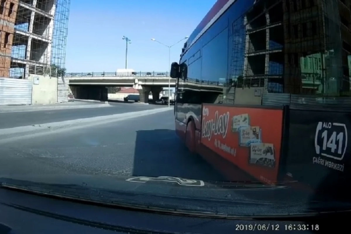 BakuBus avtobusu kobud qayda pozdu - VİDEO BakuBus avtobusu kobud qayda pozdu - VİDEO