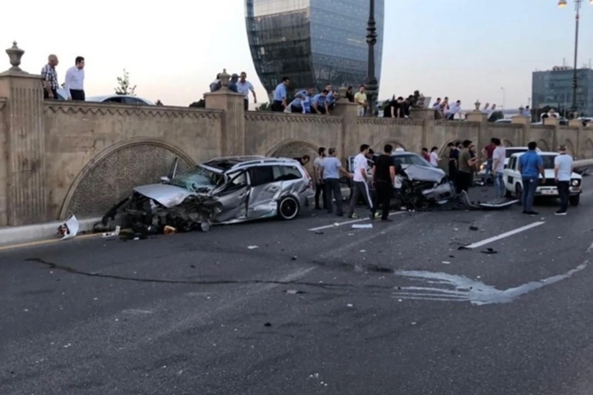 Цепная авария в Баку с участием машины скорой помощи - ВИДЕО