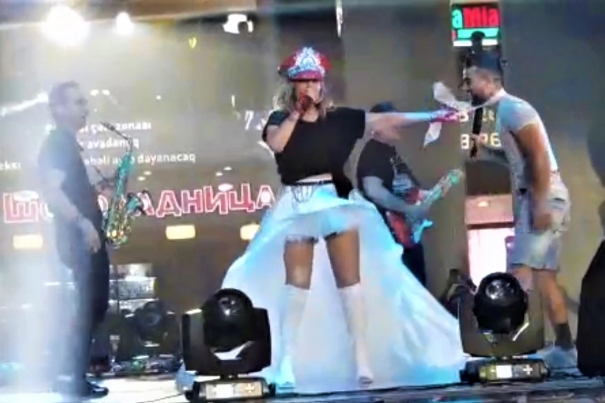 Aygün Kazımova konsert zamanı yıxıldı - VİDEO
