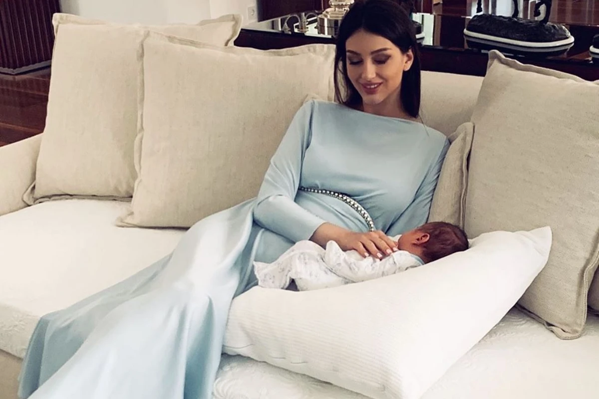 Krala ərə gedən model ilk dəfə oğlunu göstərdi - FOTO Krala ərə gedən model ilk dəfə oğlunu göstərdi - FOTO