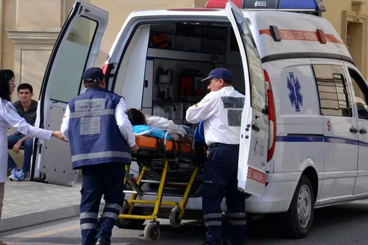 Bakıda 27 yaşlı gənc atasının yanında öldü Bakıda 27 yaşlı gənc atasının yanında öldü