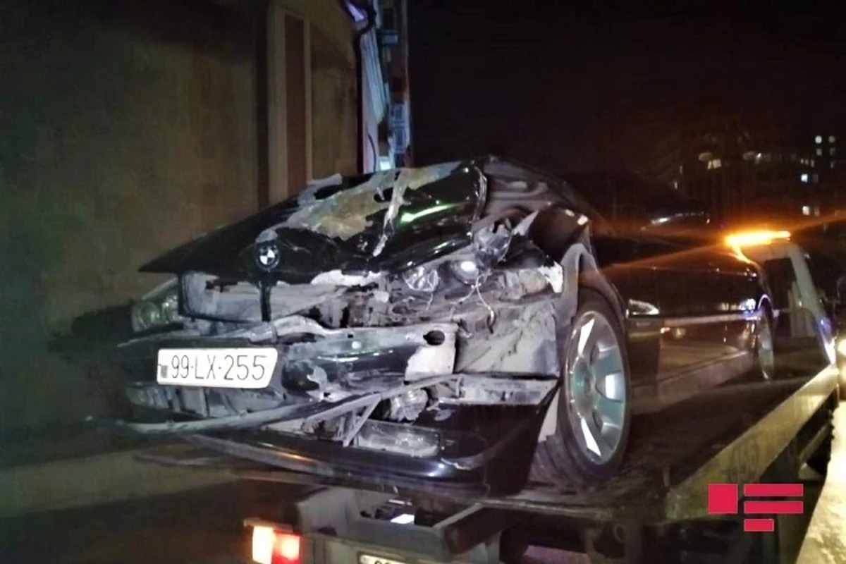 Bakıda avtoqəza olub: BMW Volkswagenlə toqquşub - VİDEO Bakıda avtoqəza olub: BMW Volkswagenlə toqquşub - VİDEO