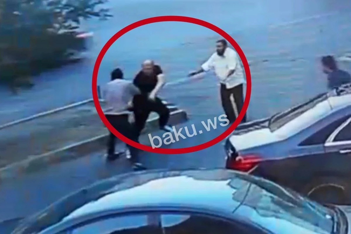 Bakıda qanlı hesablaşma – Küçədə kişini belə bıçaqladılar – VİDEO