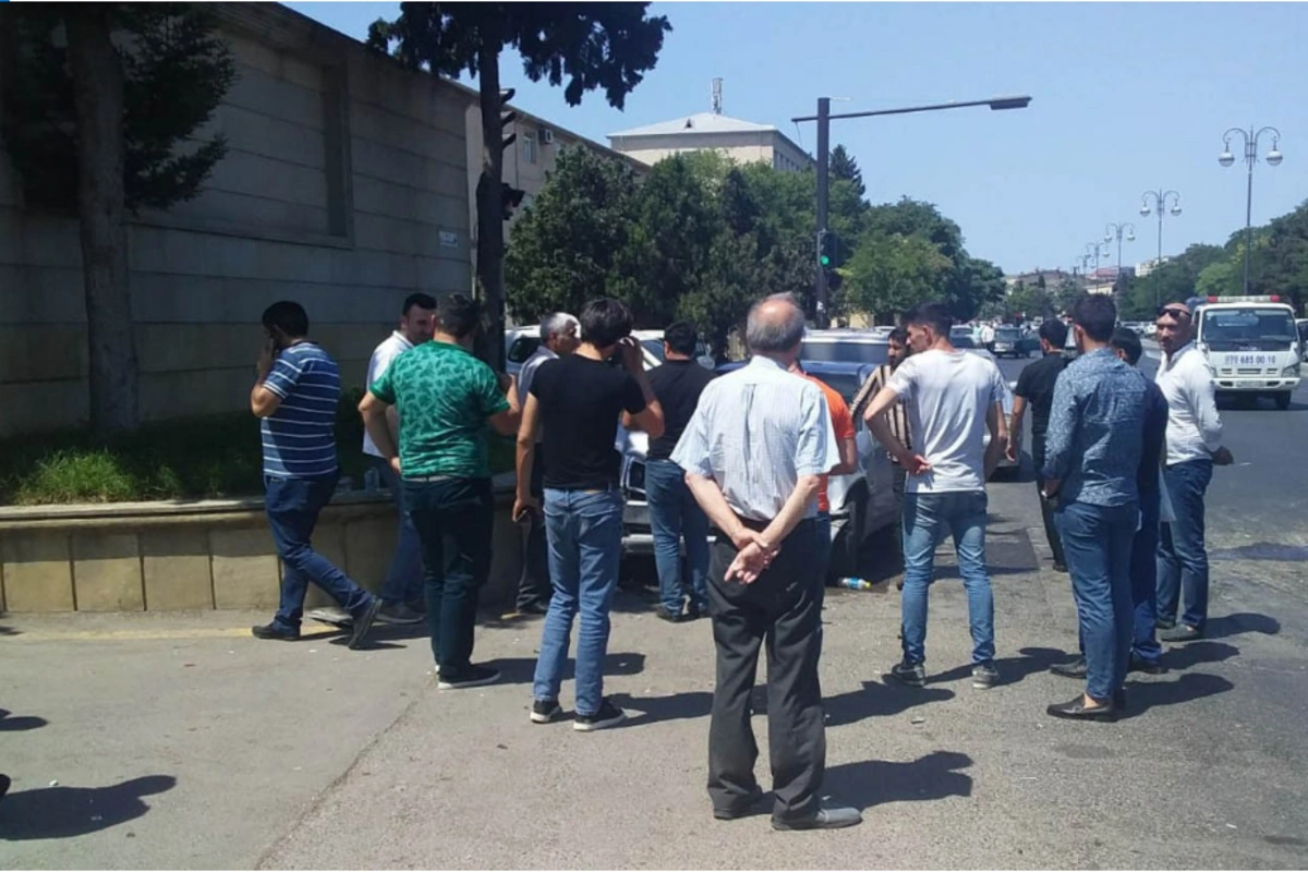 Bakıda toqquşan avtomobillərdən biri səkidə dayanan kişiyə çırpılıb - FOTO