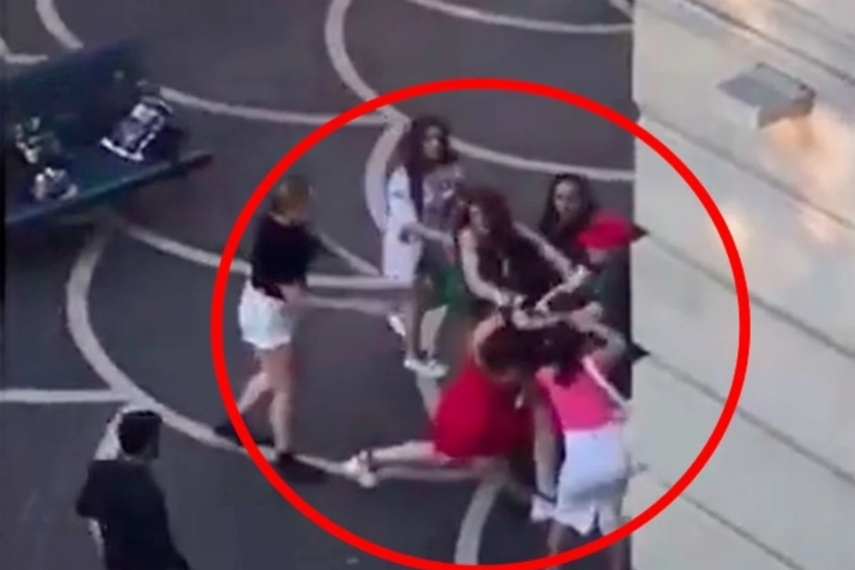 Жестокая бойня между девушками в центре Баку - ВИДЕО 18+