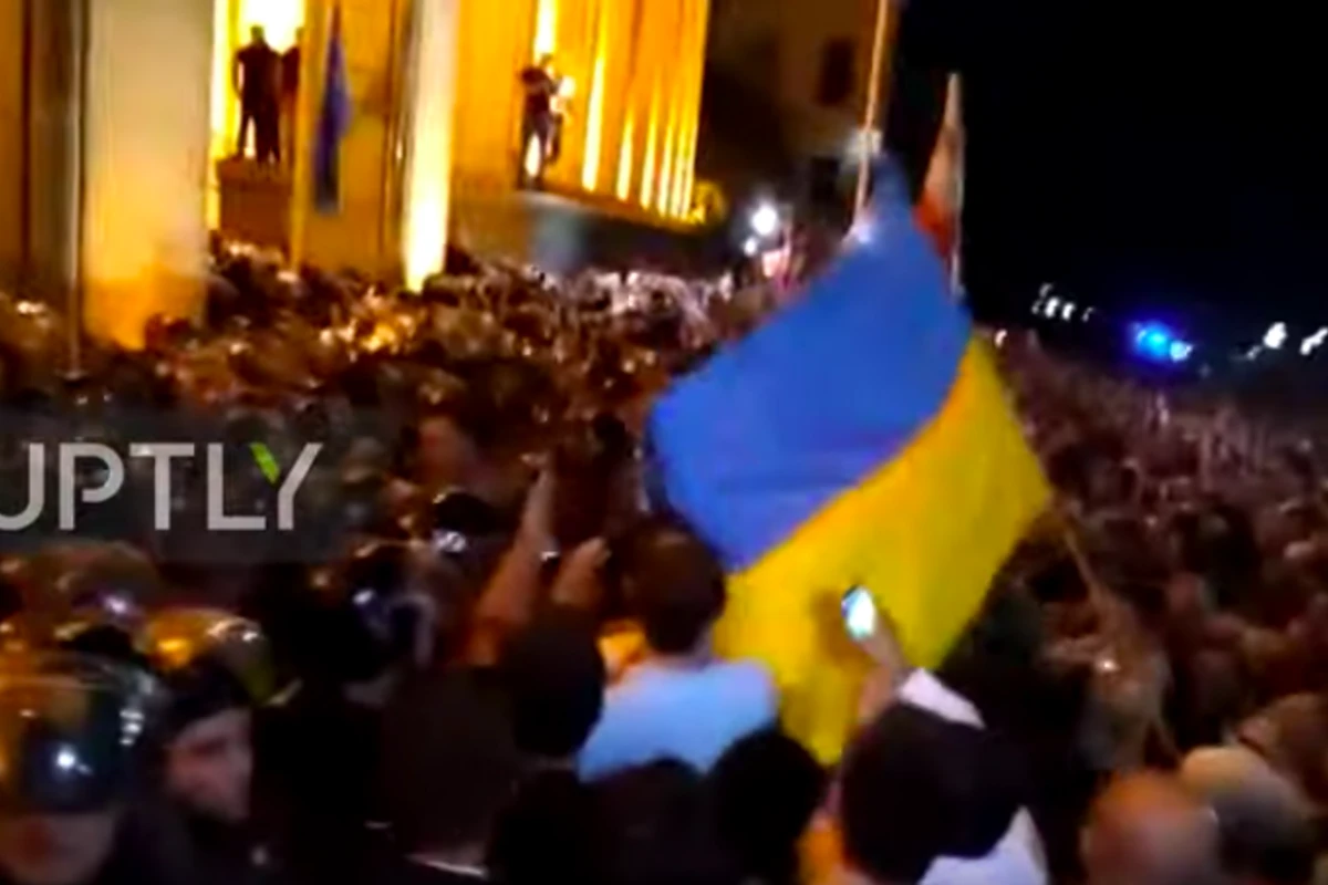 В Грузии протестующие с флагом Украины штурмуют парламент - ВИДЕО