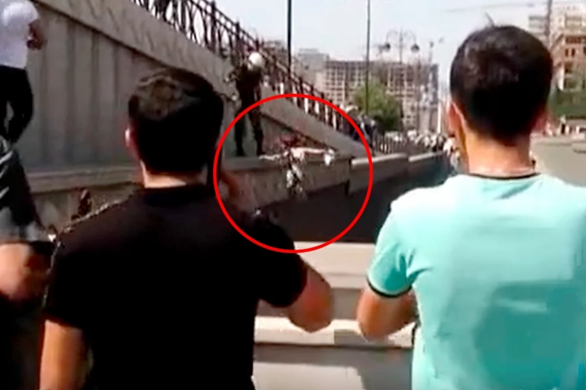 В Баку девушка попыталась покончить с собой, сбросившись с моста - ВИДЕО