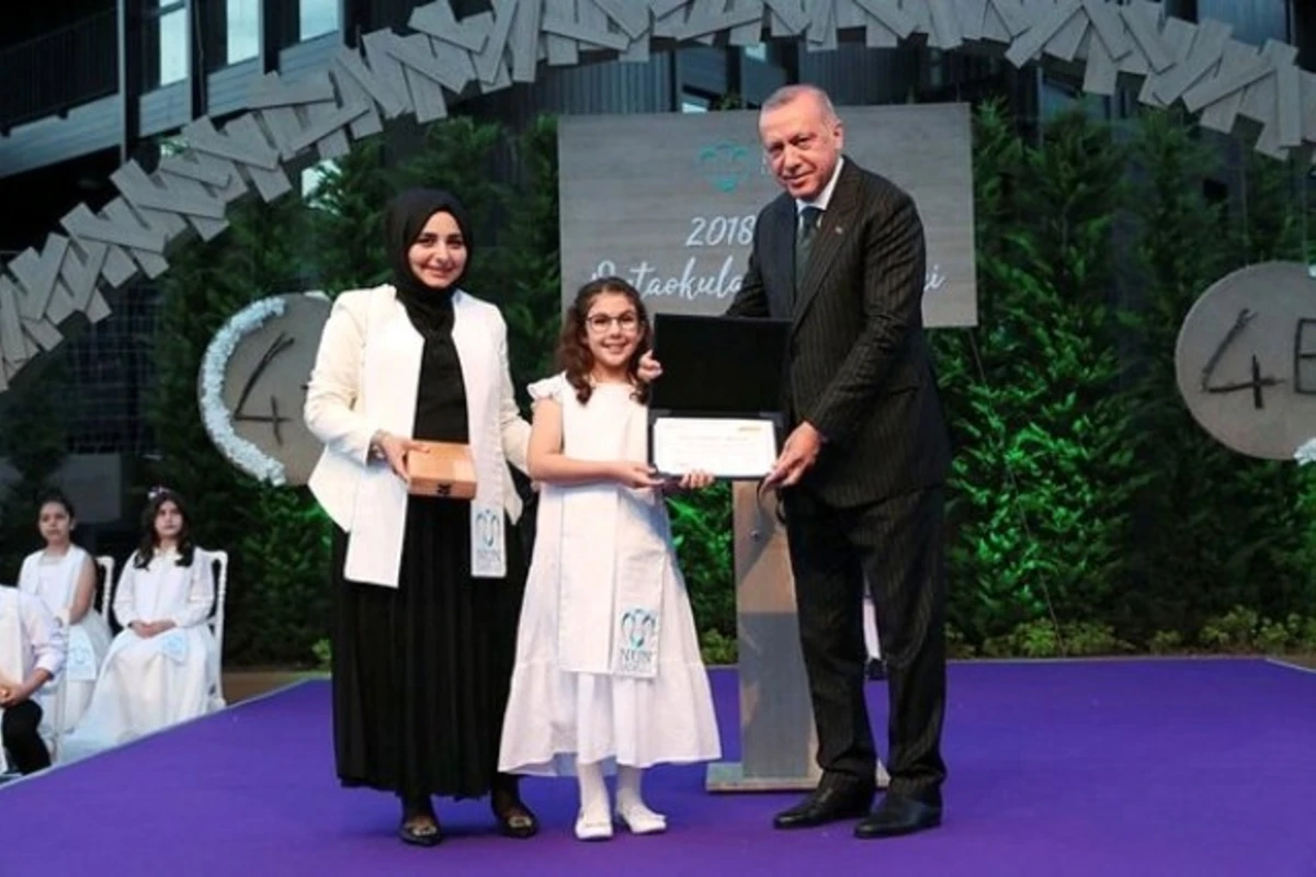 Ərdoğan nəvəsinin məzun günü mərasiminə qatıldı - FOTO
