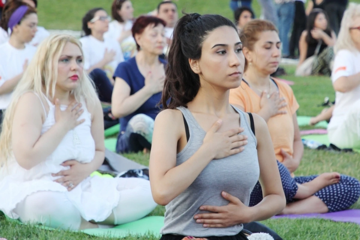 Heydər Əliyev Mərkəzinin parkında yoqa sessiyası təşkil olunub - FOTO Heydər Əliyev Mərkəzinin parkında yoqa sessiyası təşkil olunub - FOTO