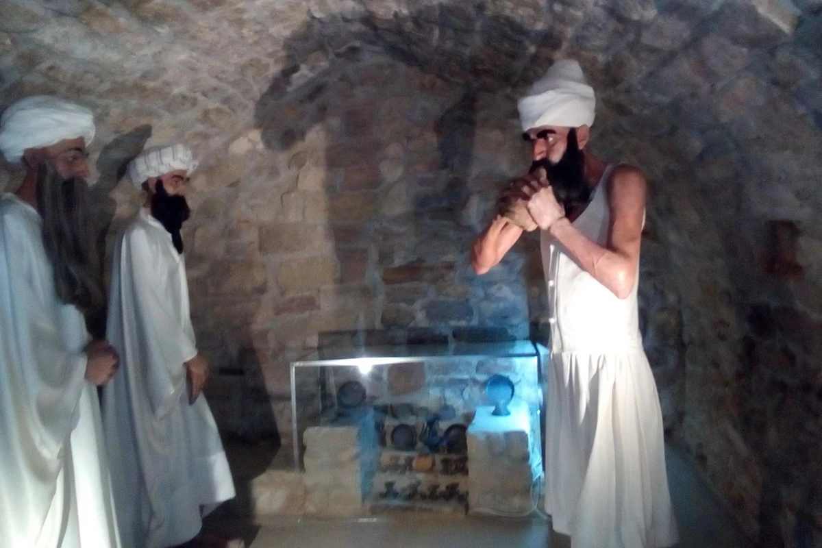 Turistlər atəşpərəstlərin Bakıdakı “Məkkə”sinə axışır - FOTO