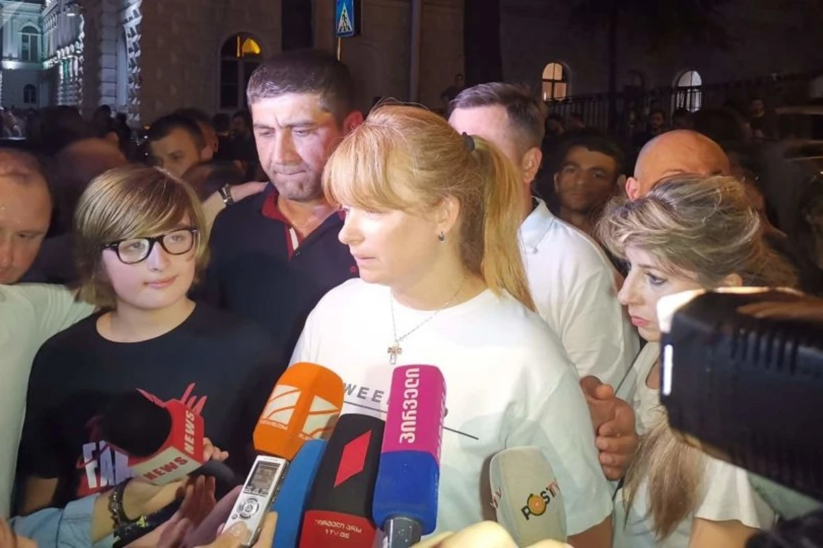 Жена и сын Саакашвили вышли на митинг в Тбилиси