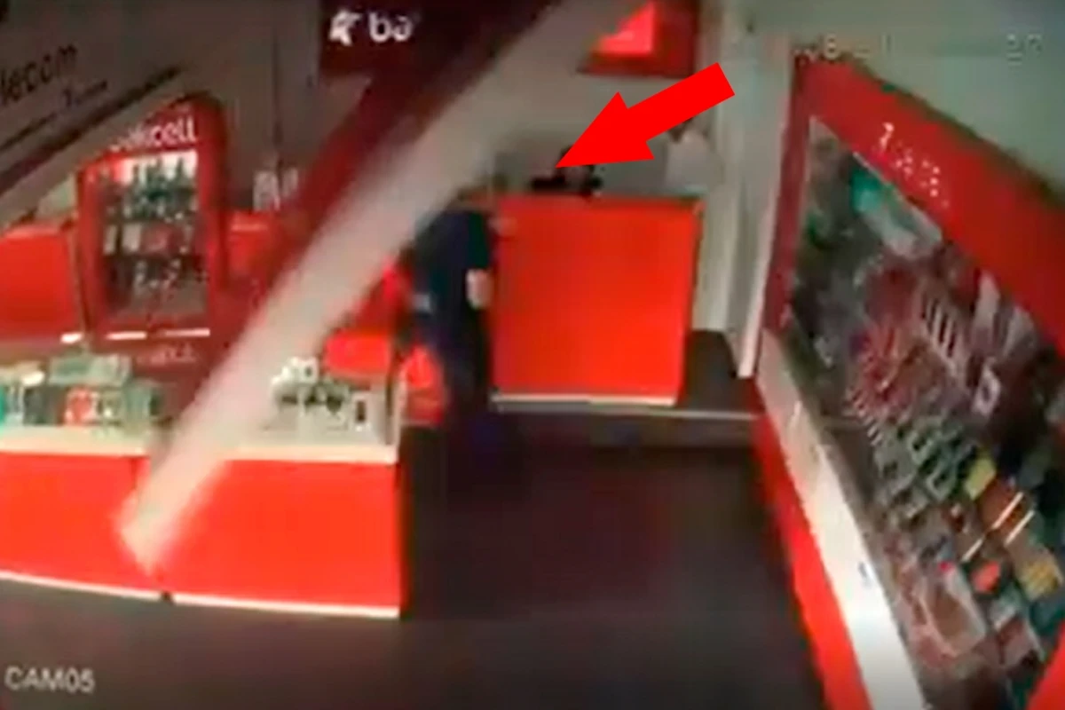 Bakıda mağazanın tavanı müştərinin başına belə uçdu – VİDEO