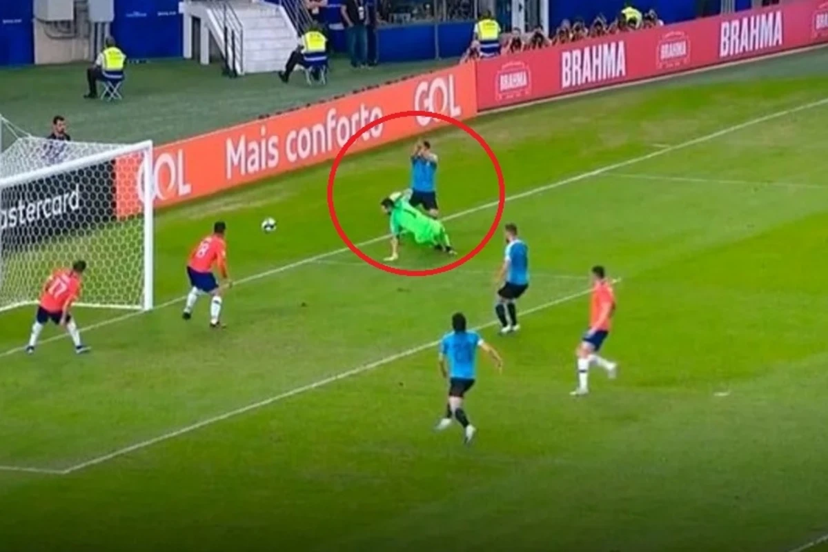 Top qapıçının əlinə dəydi, Suarez penalti istədi - Güldürən reaksiya (VİDEO) Top qapıçının əlinə dəydi, Suarez penalti istədi - Güldürən reaksiya (VİDEO)