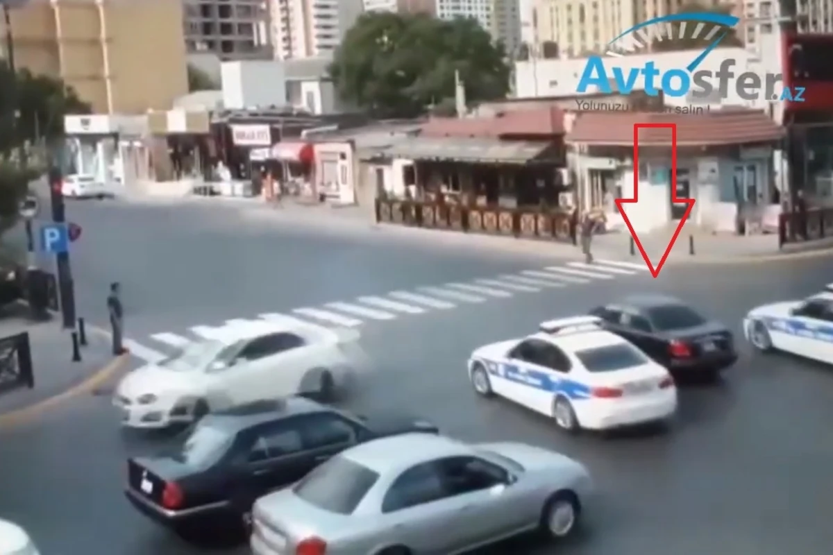 Bakıda avtoş polisləri arxasına salıb şəhəri bir-birinə qatdı - VİDEO Bakıda avtoş polisləri arxasına salıb şəhəri bir-birinə qatdı - VİDEO