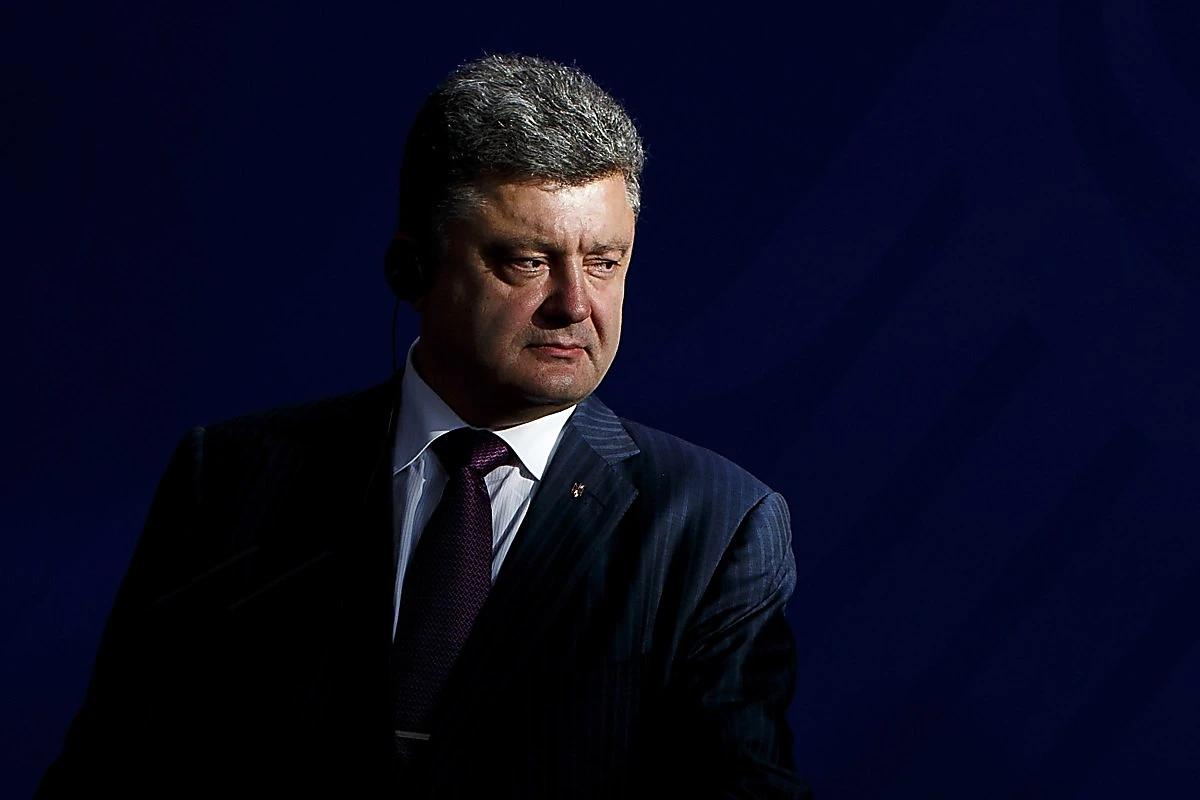 Порошенко закидали дымовыми шашками