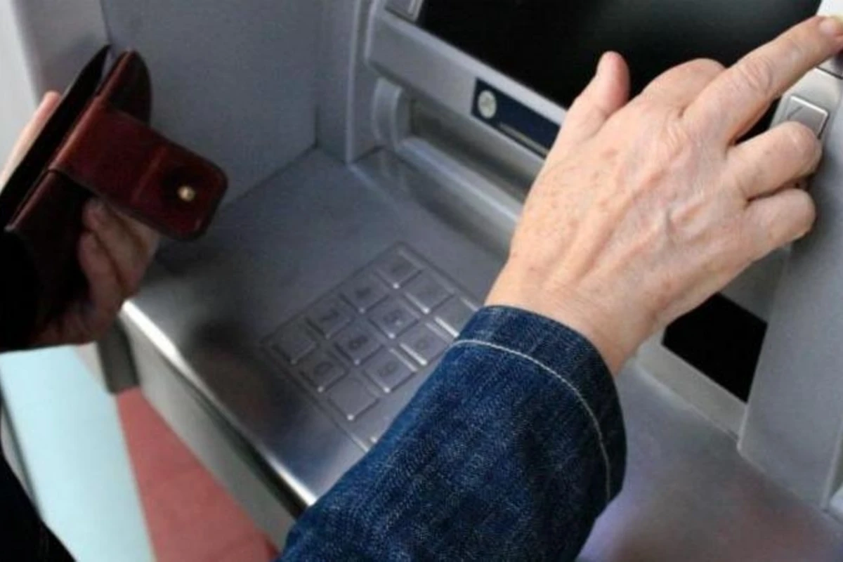 Bankomatdan pensiyasını çıxaran yaşlı qadın həyatının şokunu yaşadı - FOTO