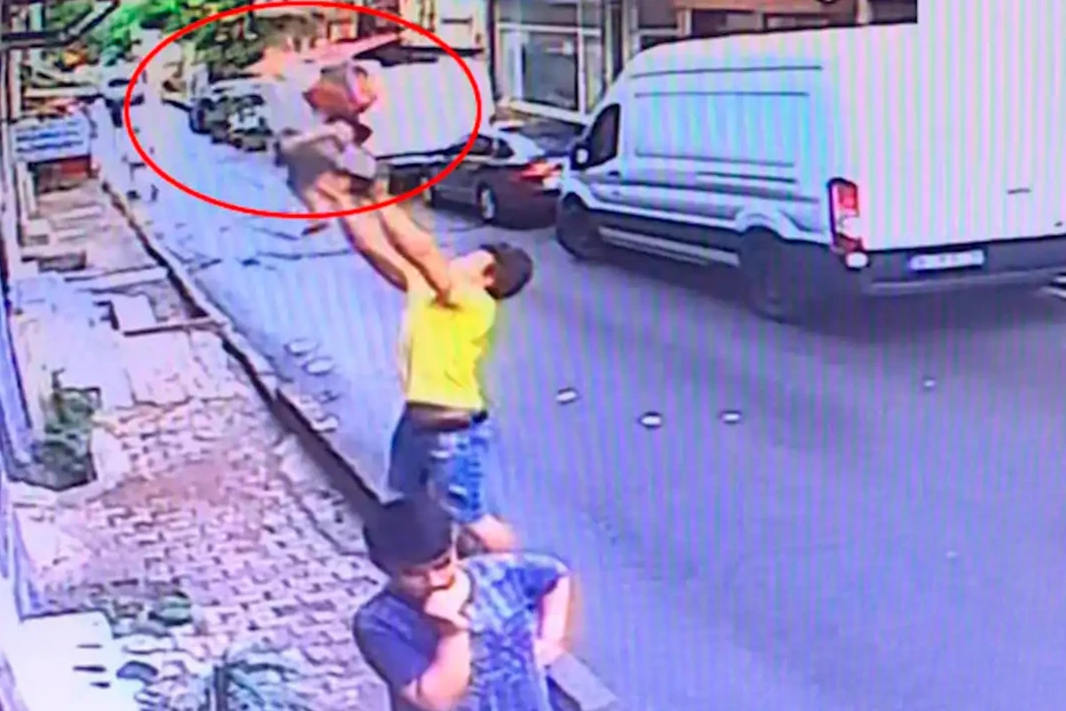 17-летний парень поймал выпавшую из окна девочку - ВИДЕО