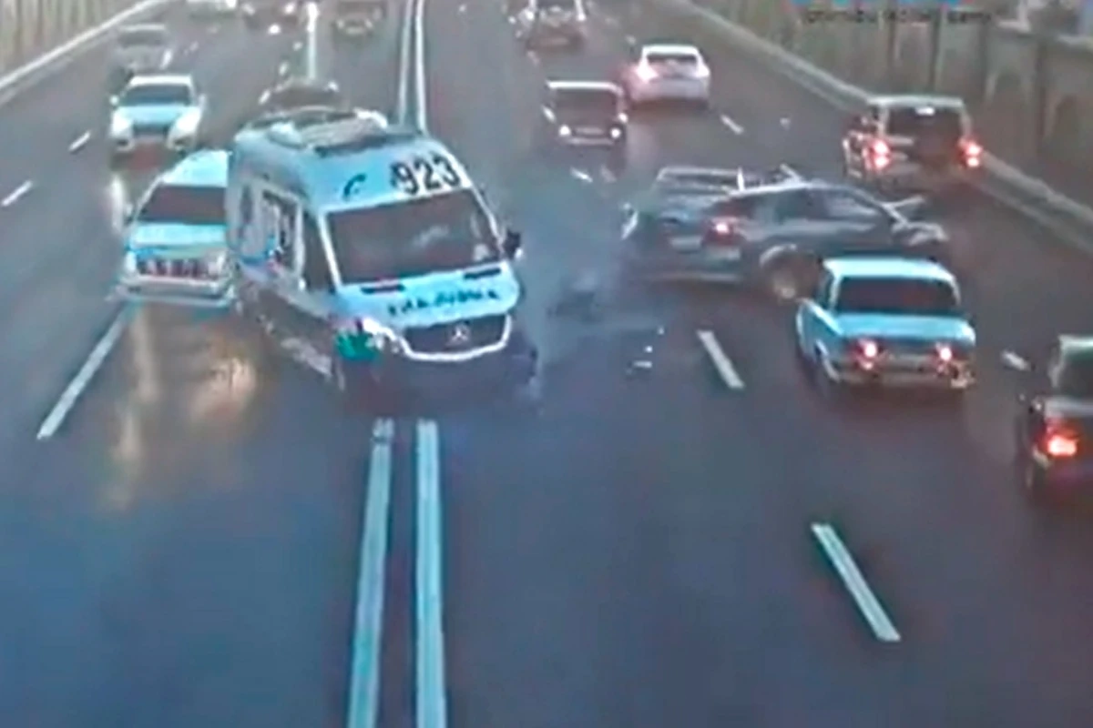 В Баку машина скорой помощи устроила тяжелую аварию - ВИДЕО