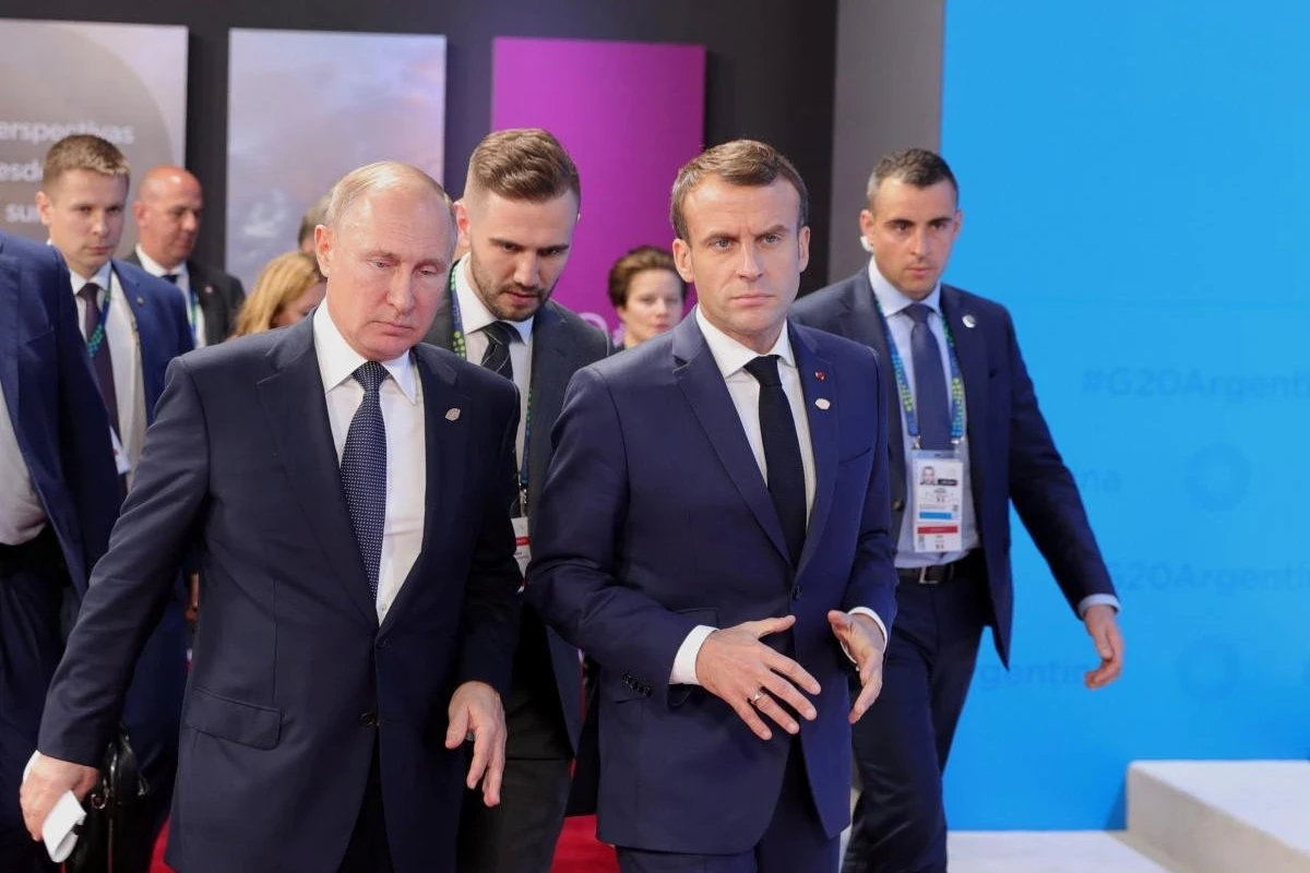 Президент Франции заговорил с Путиным по-русски