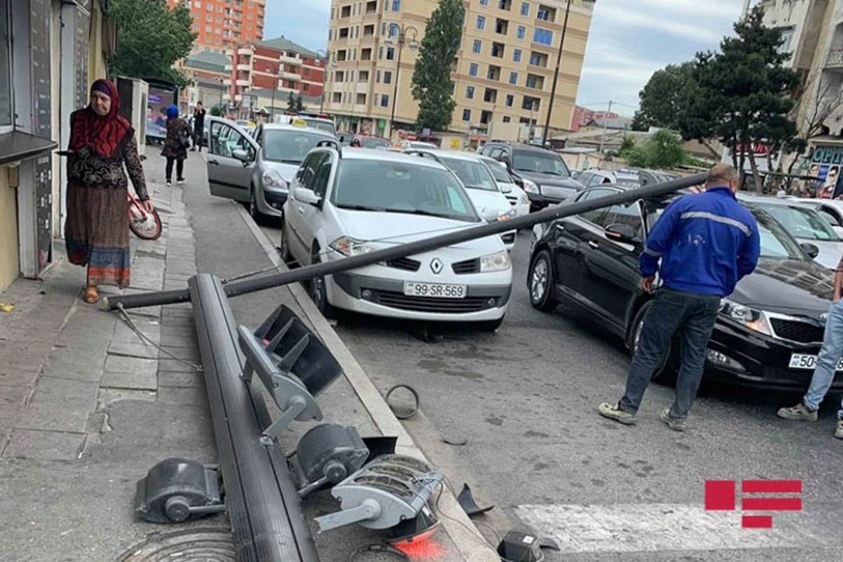В Баку Jeep врезался в светофор, повреждены несколько машин - ФОТО