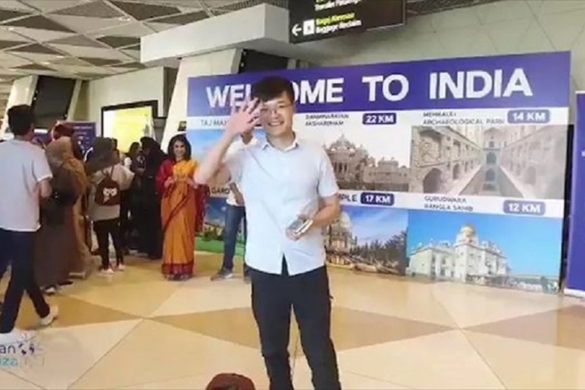 Bakı aeroportunda turistlərlə zarafat: Hindistana xoş gəlmisiniz - VİDEO Bakı aeroportunda turistlərlə zarafat: Hindistana xoş gəlmisiniz - VİDEO