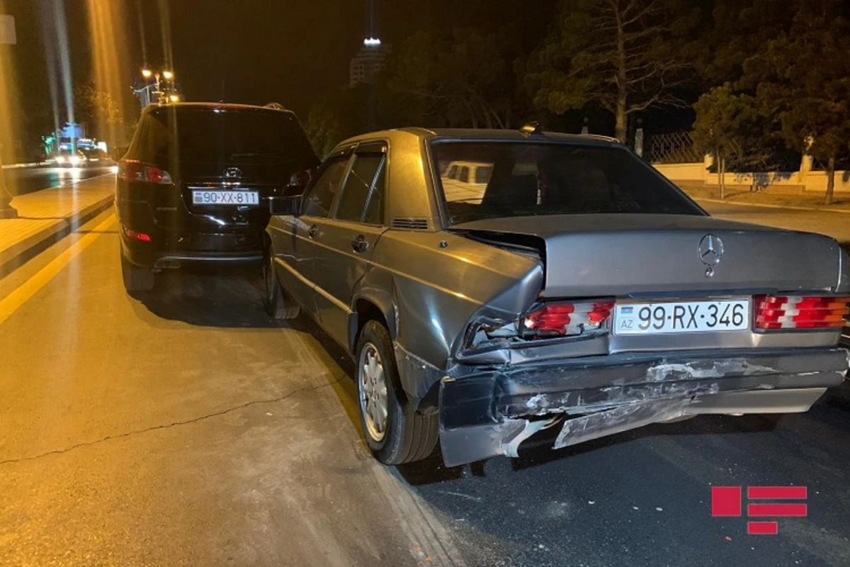 В Баку столкнулись три автомобиля - ВИДЕО В Баку столкнулись три автомобиля - ВИДЕО