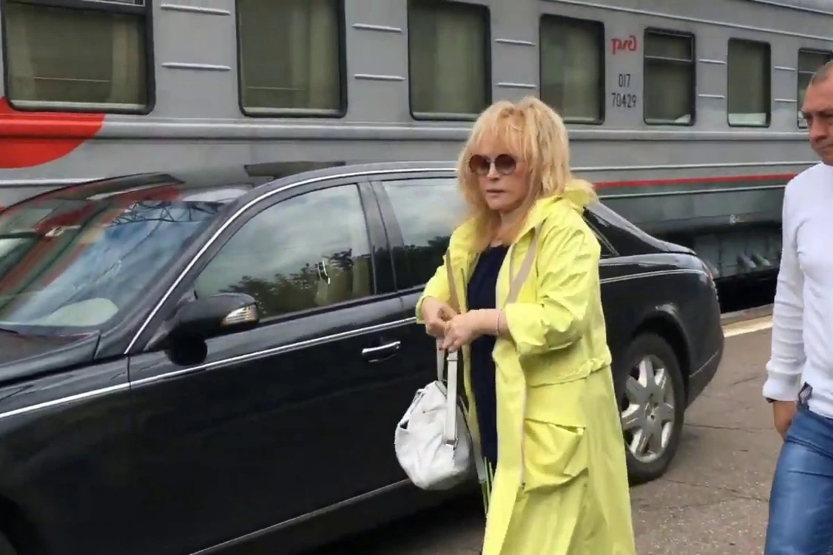 Алла Пугачева проехала по перрону вокзала на личном автомобиле - ВИДЕО Алла Пугачева проехала по перрону вокзала на личном автомобиле - ВИДЕО