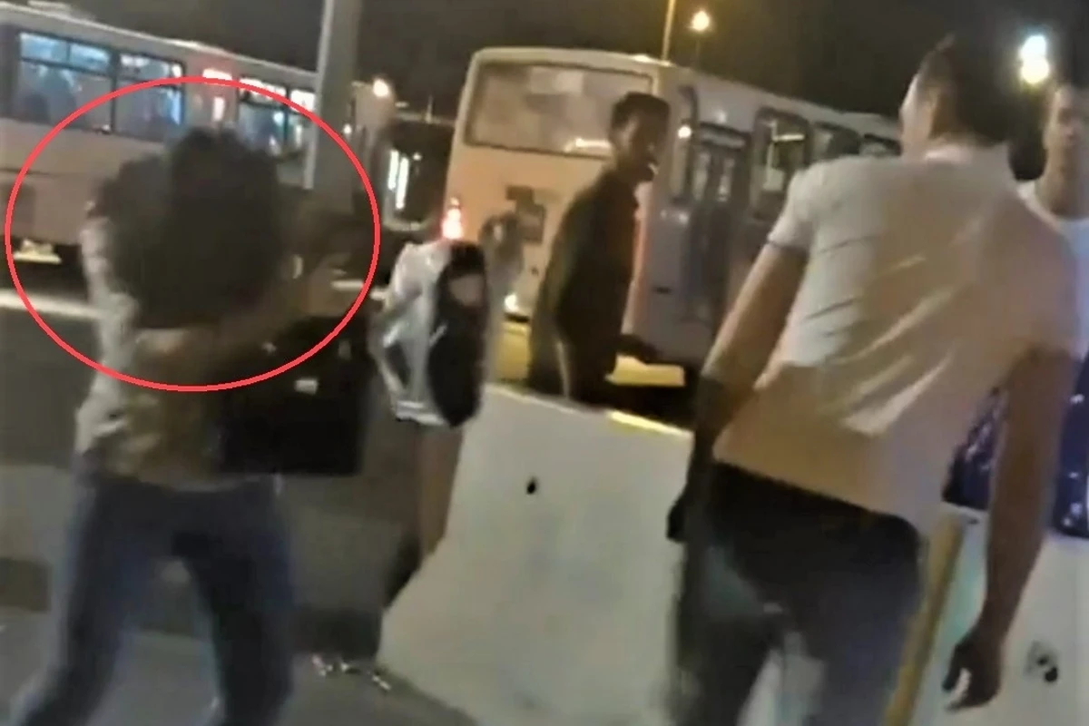 В Баку водитель автобуса избил оскорбившую его женщину - ВИДЕО